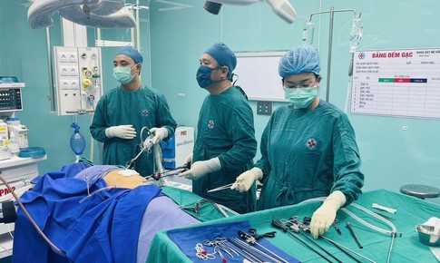 Thiếu ni&#234;n 13 tuổi bị d&#226;y sắt đ&#226;m xuy&#234;n bụng g&#226;y thủng ruột non, ruột gi&#224;