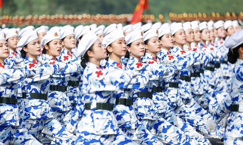 Khối nữ Qu&#226;n y ‘khoe’ kh&#237; chất trong bộ qu&#226;n phục rằn ri hiện đại