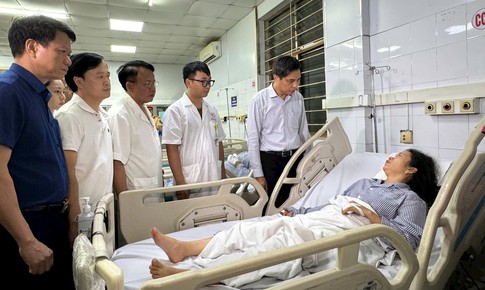 Ngành y tế sẵn sàng mọi tình huống khi tìm kiếm được nạn nhân vụ lật tàu du lịch ở Hạ Long