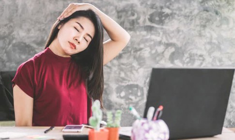 Bài tập giảm căng thẳng, cải thiện tư thế tại bàn làm việc