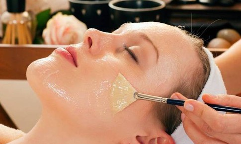 Trứng gà + mật ong: Công thức mặt nạ giúp da mịn như em bé