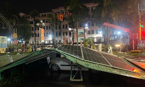 Mưa dông thổi bay mái tôn, đè bẹp ô tô