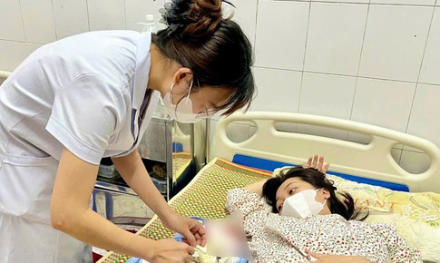Bé trai chào đời trước cổng viện