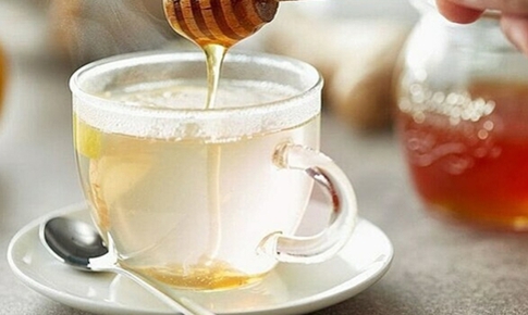 7 lợi &#237;ch khi uống nước ấm với mật ong mỗi s&#225;ng