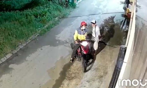 Người đ&#224;n &#244;ng t&#224;n tật bị giật 100 tờ v&#233; số, ho&#224;n cảnh khiến ai cũng x&#243;t thương