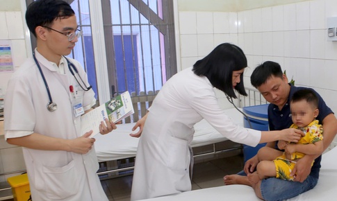 Cứu sống ngoạn mục bé 2 tuổi rơi vào hồ cá koi đuối nước