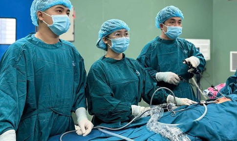 'Giải cứu' dạ dày bị xoắn cho bé trai 2 tuổi ở Quảng Ngãi