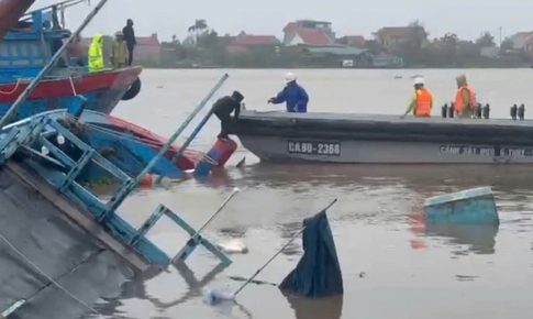 Cứu tàu cá chở 9 người lật chìm trên sông Chanh