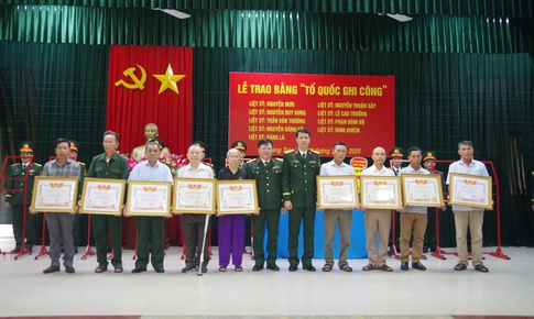 Trao Bằng Tổ quốc ghi c&#244;ng cho th&#226;n nh&#226;n 9 liệt sĩ ở Quảng Trị
