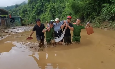 Công an xã ở Nghệ An vượt lũ, lội bùn đưa sản phụ đi sinh