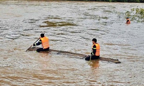 Cháu bé 12 tuổi ở Quảng Ninh bị lũ cuốn mất tích