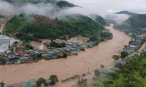 Nước ở trung v&#224; hạ lưu s&#244;ng Cả đang l&#234;n, người d&#226;n Nghệ An tiếp tục chạy lũ