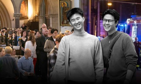 X&#243;t xa tang lễ nơi xứ người của cặp song sinh 23 tuổi, gia đ&#236;nh chỉ c&#243; thể xem tang lễ qua m&#224;n h&#236;nh