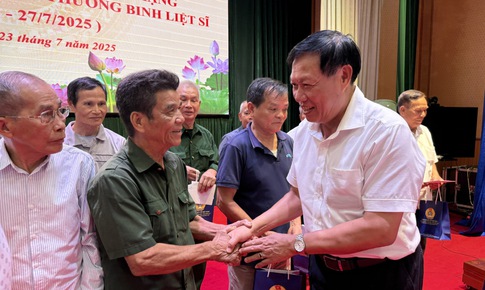 Bộ Y tế và Công đoàn Y tế Việt Nam tri ân, trao tặng 953 suất quà đến các gia đình người có công ở Hưng Yên