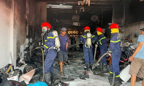 Cháy cửa hàng xe máy điện ở Huế, khói đen nghi ngút
