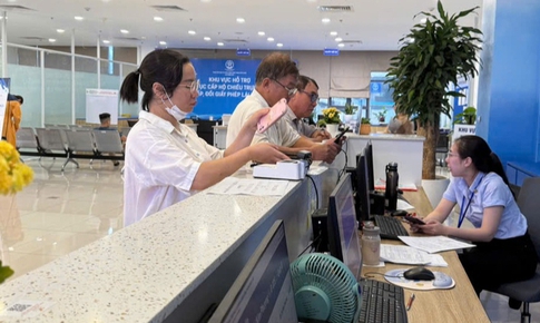 H&#224; Nội khuyến kh&#237;ch nộp hồ sơ trực tuyến để chặn &#39;c&#242; mồi&#39; l&#224;m giấy tờ