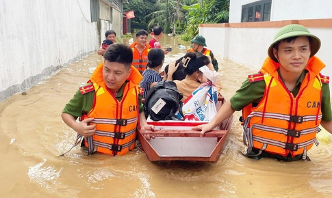 Nước sông Lam tiếp tục dâng cao, người dân vùng hạ du tất tả chạy lũ
