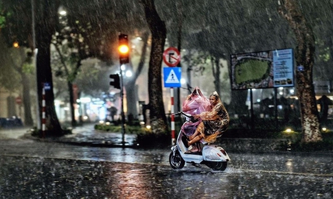 H&#224; Nội mưa d&#244;ng trước khi bước v&#224;o nắng n&#243;ng diện rộng