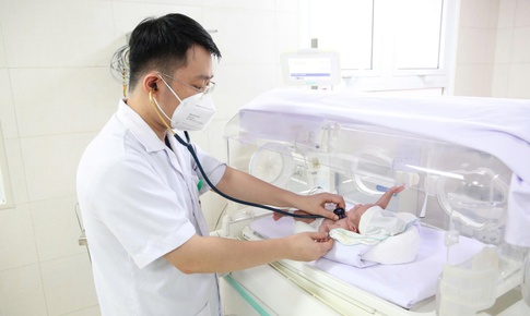 Hành trình 103 ngày cứu em bé sinh cực non của y bác sĩ tuyến dưới