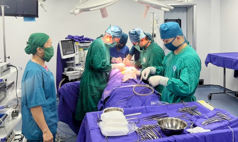 B&#225;c sĩ tuyến đảo xuy&#234;n đ&#234;m gi&#224;nh sự sống cho bệnh nh&#226;n sốc đa chấn thương
