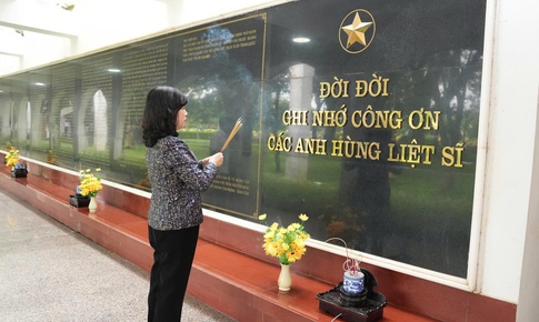 Bộ trưởng Đ&#224;o Hồng Lan d&#226;ng hương, tri &#226;n c&#225;c Anh h&#249;ng, Liệt sĩ ở Điện Bi&#234;n v&#224; kiểm tra hoạt động của Trạm Y tế sau s&#225;p nhập