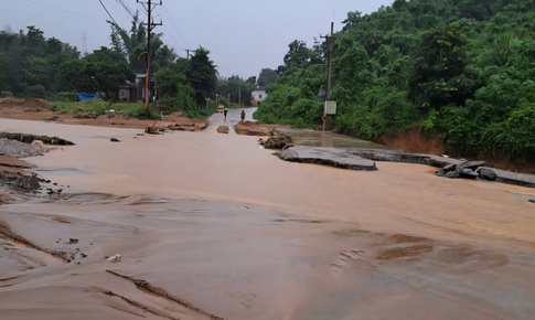 Tháo rào chắn lái ô tô băng qua cầu tràn, 4 thanh niên bị cuốn trôi