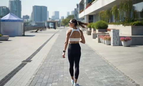 Đi bộ ngược c&#243; gi&#250;p đốt ch&#225;y calo nhiều gấp đ&#244;i?