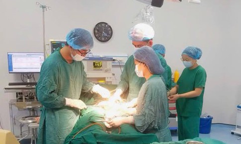 C&#225;n bộ y tế ở Nghệ An hiến m&#225;u cứu sản phụ trong đ&#234;m