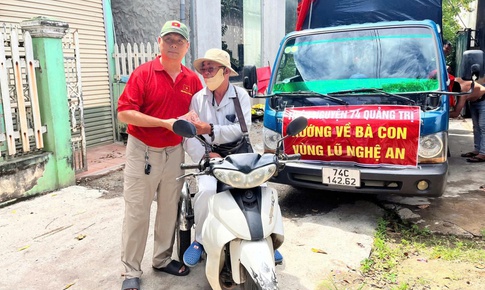 X&#250;c động người đ&#224;n &#244;ng khuyết tật d&#224;nh tiền b&#225;n v&#233; số ủng hộ người d&#226;n v&#249;ng lũ