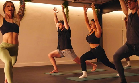 Tập hot yoga c&#243; thực sự đốt calo nhanh hơn?