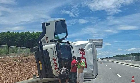 Xe tải lật nghiêng trên cao tốc, người dân phá kính cứu tài xế