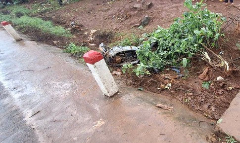 Xót xa hai chị em gái tử vong cạnh đường trong đêm mưa bão