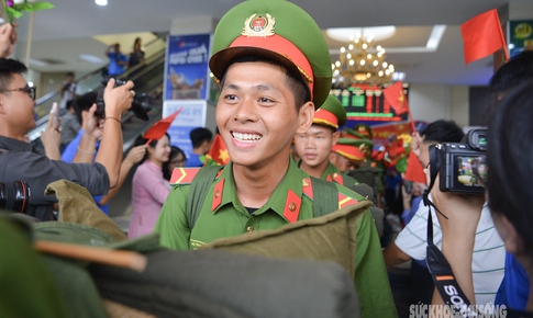 Nụ cười rạng rỡ của c&#225;c c&#225;n bộ, chiến sĩ miền Nam chuẩn bị cho lễ diễu binh dịp Quốc kh&#225;nh 2/9