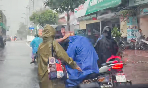 X&#225;c minh vụ t&#224;i xế xe &#244;m c&#244;ng nghệ bị h&#224;nh hung giữa trời mưa ở H&#224; Nội