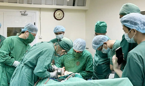 Nối chi, giữ lại cẳng chân gần như đứt rời cho người bệnh bị tai nạn máy cắt cỏ