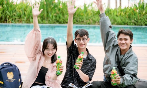 Người trẻ háo hức trước ngày quay số tìm khách hàng trúng giải 20 đến 100 triệu đồng của Trà Xanh Không Độ