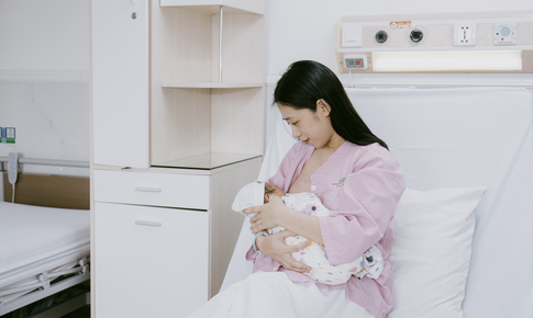 Khi mẹ mắc bệnh có nên tiếp tục cho con bú sữa?