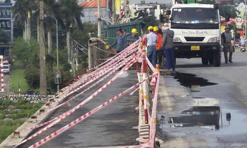 Dông lốc trong đêm hất văng lan can và hệ thống đèn chiếu sáng cầu Thái Bình