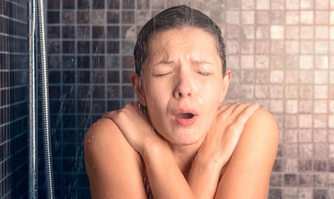 Tắm nước lạnh mùa hè: Sảng khoái đâu chưa thấy, người cao huyết áp coi chừng nguy hiểm