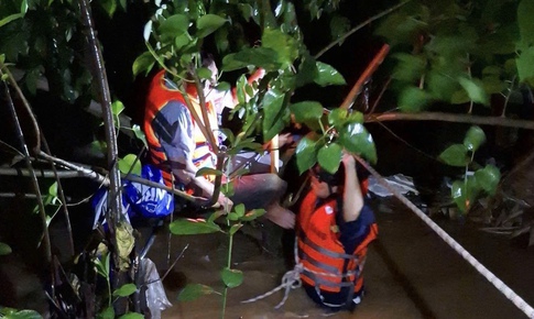 Cứu người đàn ông bị nước cuốn trôi xuống cống ở Đà Nẵng