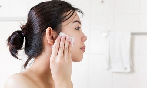 Nước tẩy trang không cay mắt dùng cho da mụn nhạy cảm