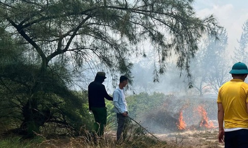 Quảng Trị: Hơn 100 người xuyên trưa chữa cháy rừng