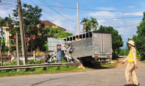 &#212; t&#244; tải biến dạng phần đầu sau va chạm với xe đầu k&#233;o, t&#224;i xế đi cấp cứu