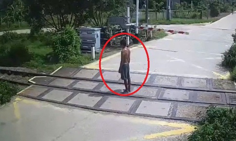 Người đàn ông đứng giữa đường ray bị tàu hỏa đâm tử vong