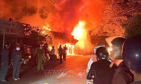 Bố đi nhậu kh&#243;a tr&#225;i cửa, b&#233; trai bị mắc kẹt trong đ&#225;m ch&#225;y nh&#224;