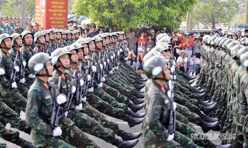 Hàng nghìn người đội nắng xem bộ đội hợp luyện diễu binh