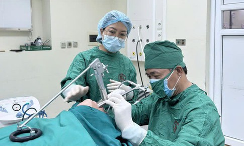 Ăn quất hồng b&#236;, người phụ nữ bị sặc dị vật ở phế quản phổi