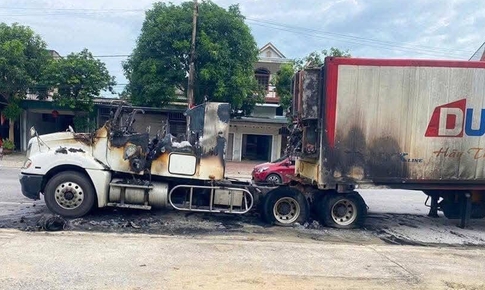 Xe container đang lưu th&#244;ng tr&#234;n Quốc lộ bất ngờ bốc ch&#225;y dữ dội