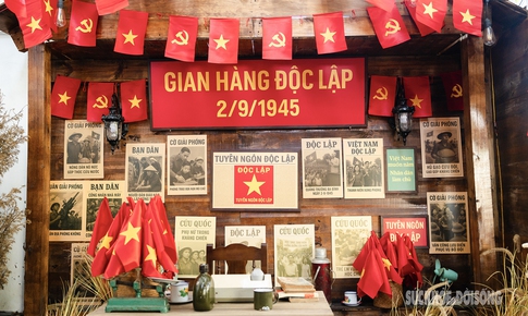 Độc đ&#225;o qu&#225;n c&#224; ph&#234; &#39;kho&#225;c &#225;o&#39; cờ đỏ sao v&#224;ng đ&#243;n ch&#224;o ng&#224;y Quốc kh&#225;nh