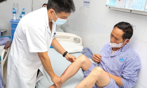 Mẹ mất v&#236; bệnh phong, 2 bố con phải &#39;chiến đấu&#39; với căn bệnh bị l&#227;ng qu&#234;n